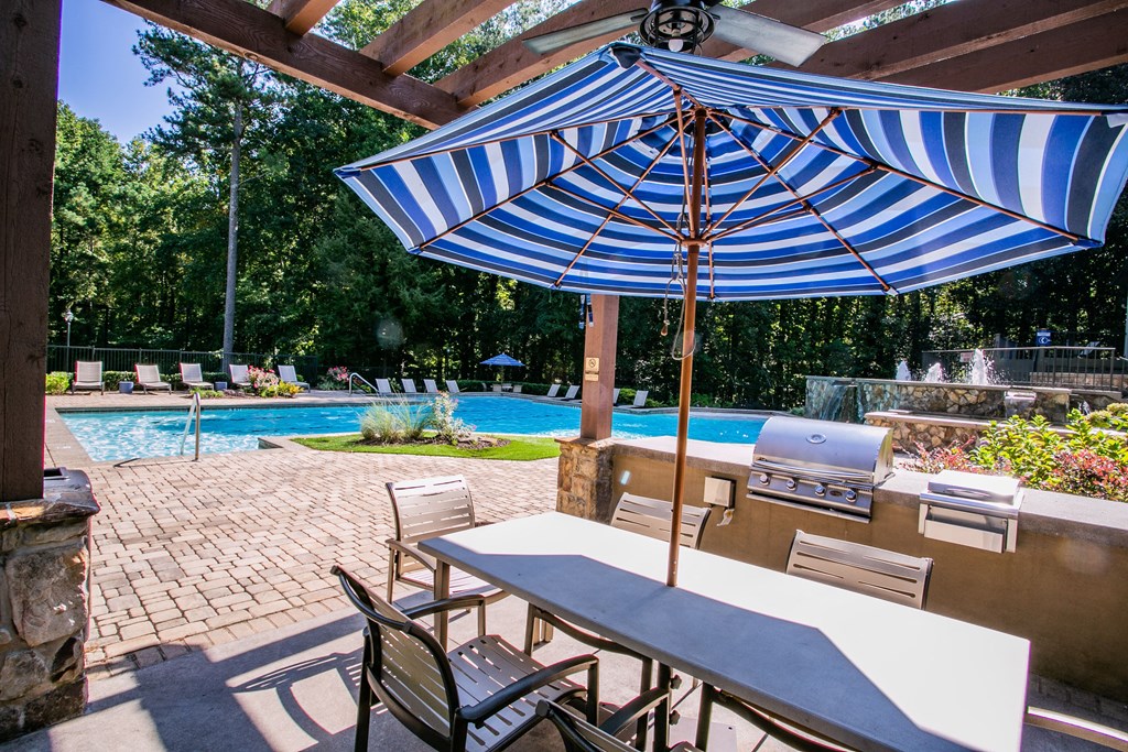 Woodcliffe apartment homes community bbq area with picnic tables