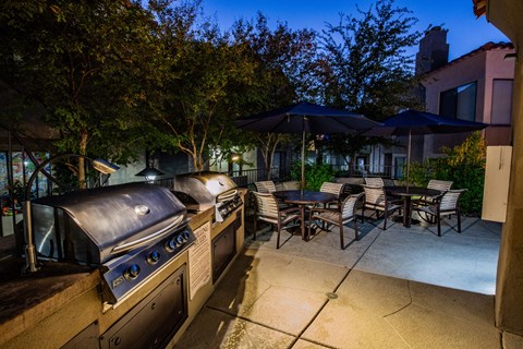 Luxury Apartments Tucson Foothills with BBQ and Picnic Area