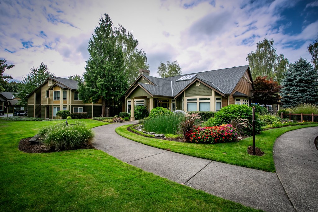 Vancouver WA Apartments for Rent PDX with Beautiful Landscaping and Greenery