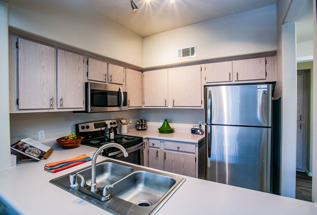 full kitchen with stainless steel appliances at the Vintage at the Lakes Apartments