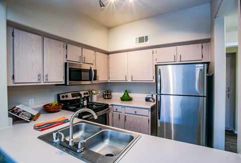 full kitchen with stainless steel appliances at the Vintage at the Lakes Apartments