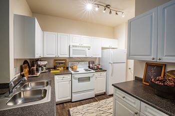 Luxury Apartments Thornton CO with Full Kitchen and Microwave, Dishwasher, Garbage Disposal