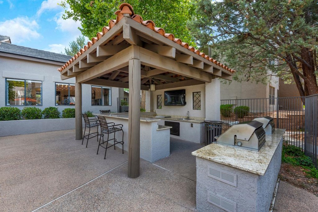 Outdoor Resident Kitchen with BBQ at Tanoan Apartments for Rent