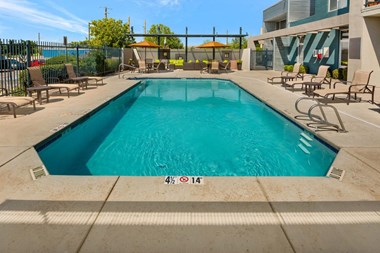 Apartments Westside Albuquerque with Crystal Clear Swimming Pool
