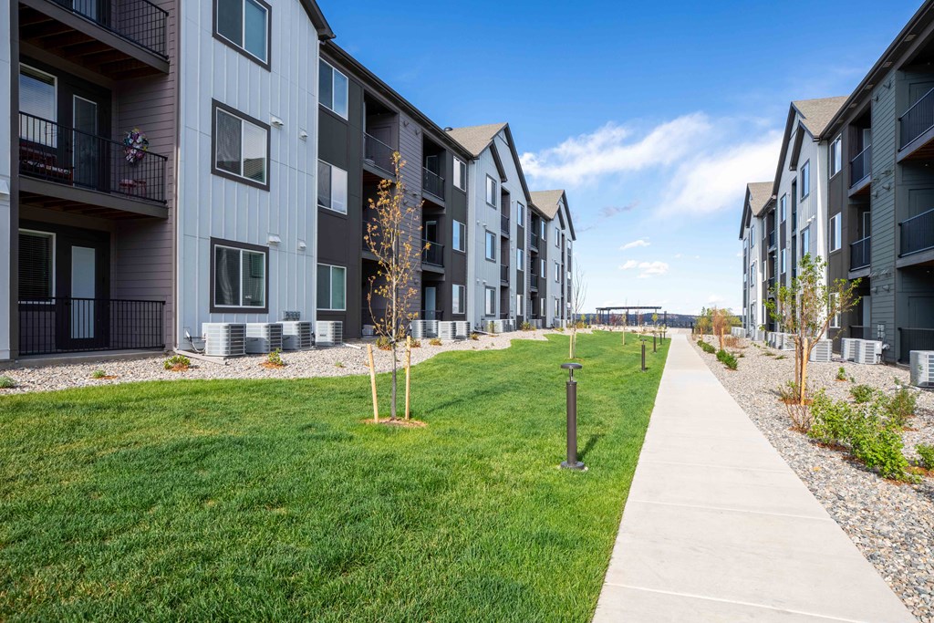 Manicured Landscaping at View on Centennial Apartment Homes