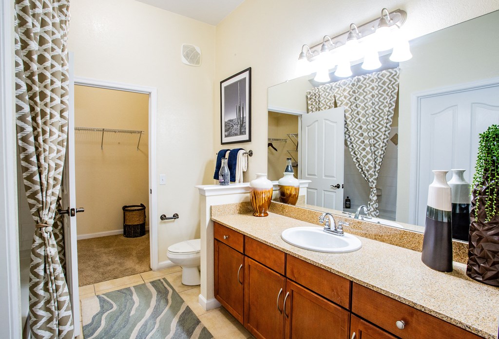 Full Bathroom with Ceramic Tile at Apartments Near Desert Ridge Marketplace