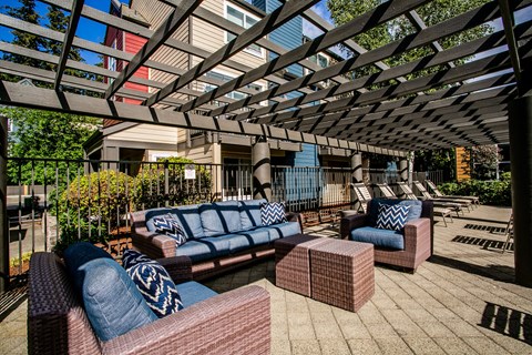 Outdoor Lounge Area at Apartments Near Trimet Bus Lines
