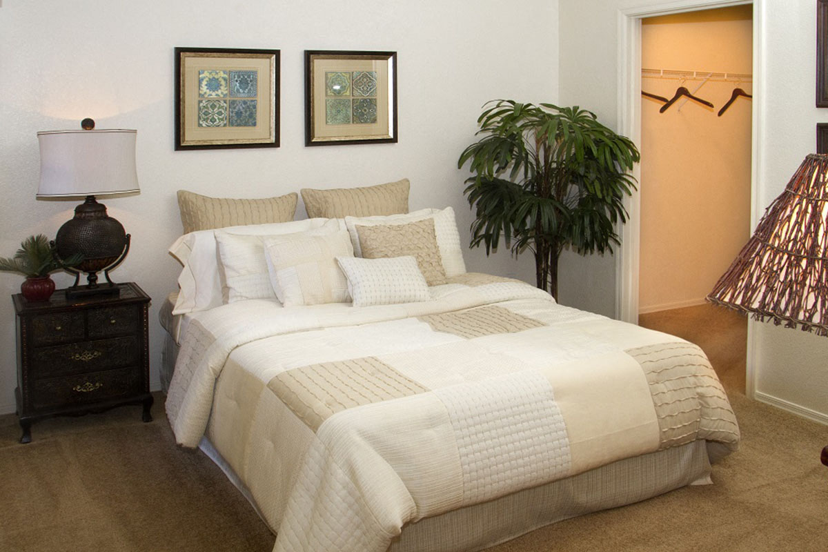 Apts in Phoenix AZ with Spacious Bedroom with Walk-In Closet