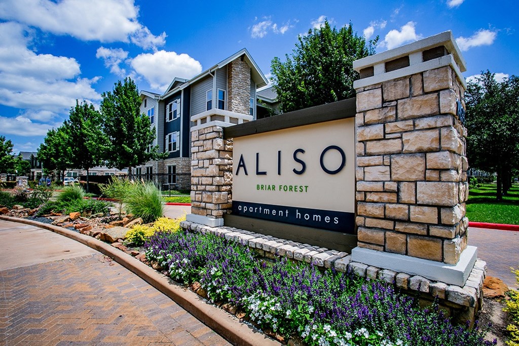 an image of the aliso sign at the entrance to the apartments at aliso vie