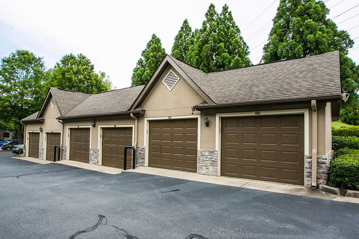 Private Garages and Storage Units at Apartments Near Mercer University Atlanta