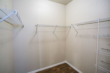Glendale Apartments Near Me with Walk In Closet
