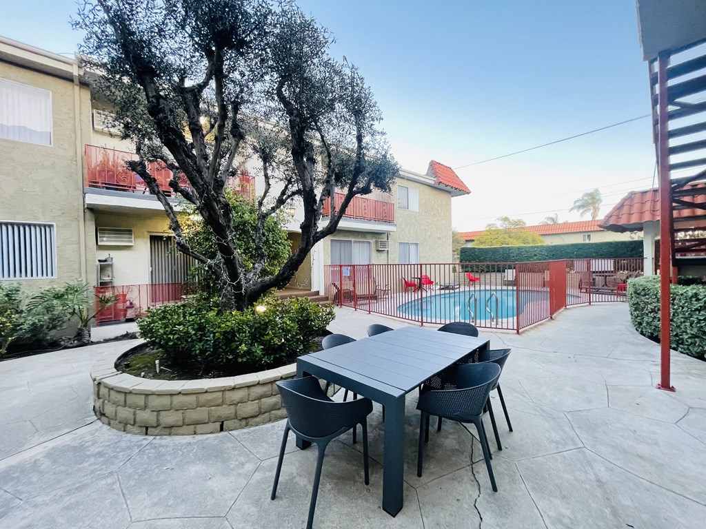 Courtyard Patio   at Lido Apartments - 10535 Rose Ave, Los Angeles