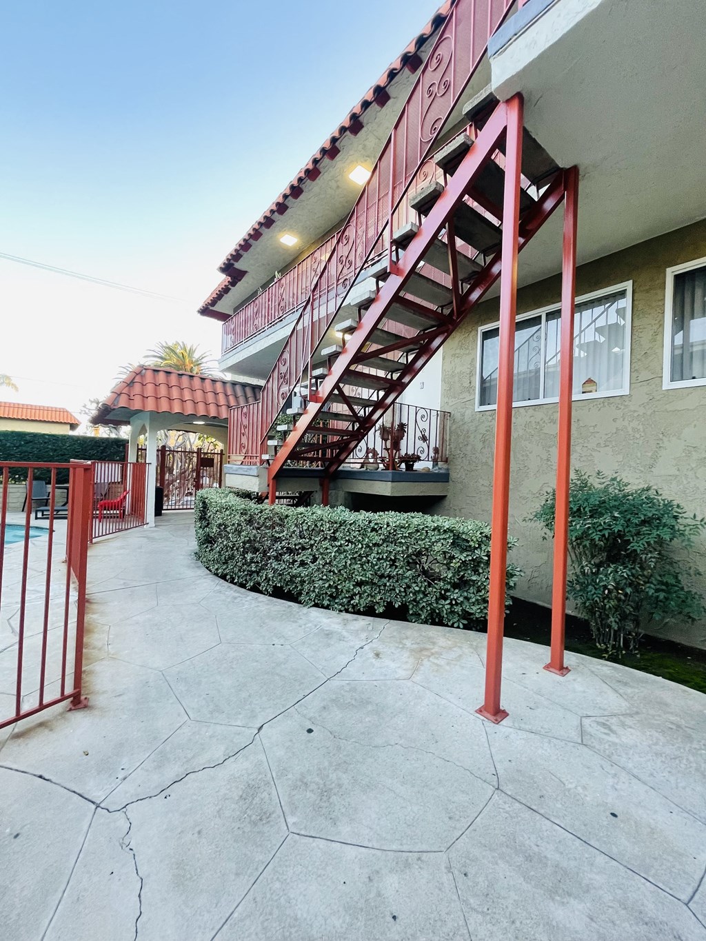 Spacious Courtyard  at Lido Apartments - 10535 Rose Ave, Los Angeles