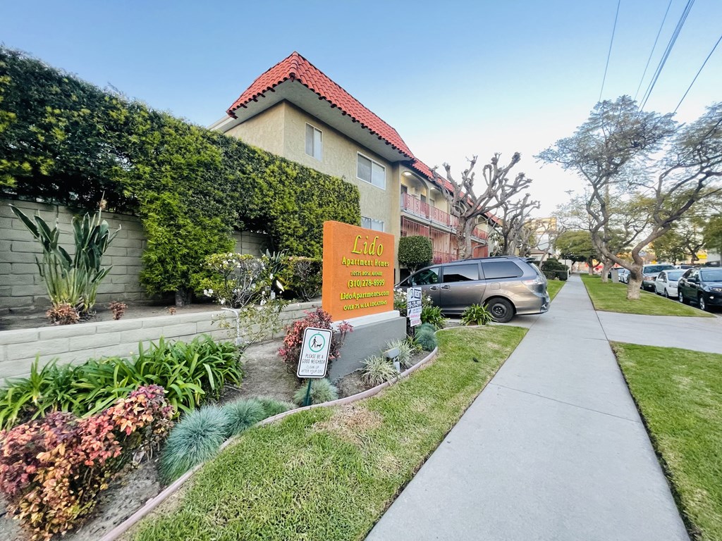 Walking Path  at Lido Apartments - 10535 Rose Ave, Los Angeles