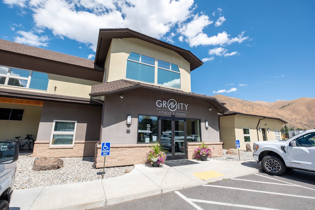 A building with the sign GRANITY on it.