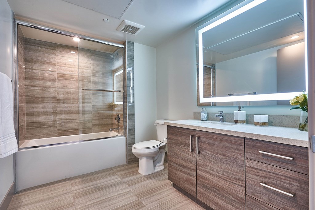 Spacious Bethroom at 4847 Oakwood Ave. Los Angeles, CA