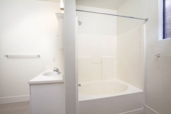 Polo Villas Two Bedroom Shared Bath with Full Tub Surround - Photo Gallery 31