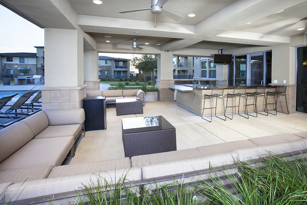 Park Square Bar Area at Park Square at Seven Oaks, California, 93311