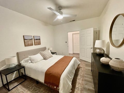 a bedroom with a bed and a ceiling fan a bedroom with a bed and a ceiling fan  at Polo Villas, Bakersfield
