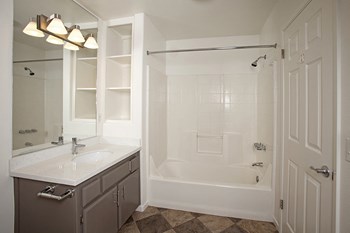 L6 Type 1 Two Bedroom Shared Bathroom - Photo Gallery 24