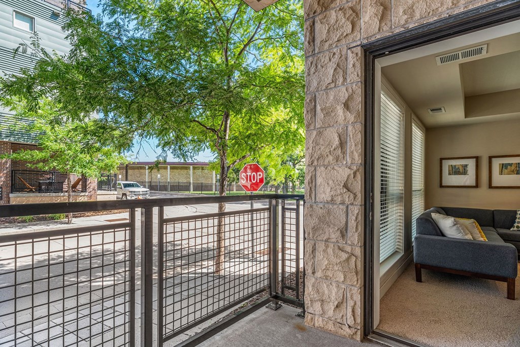 additional photo for property listing at chic digs with room to stretch out in the village 22 car