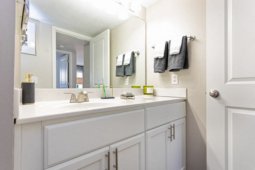 Large Bedroom En-Suite Bathroom at Chinoe Creek Apartments, PRG Real Estate, Lexington, KY, 40502