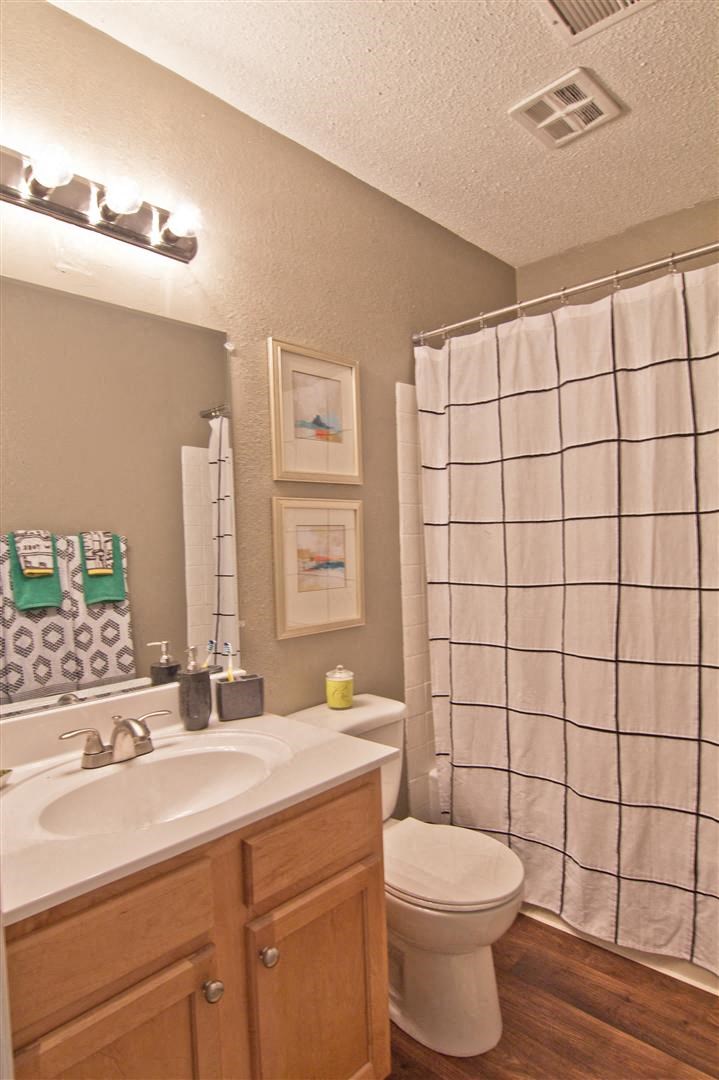 Full bathroom at Lakecrest Apartments, PRG Real Estate Management, South Carolina