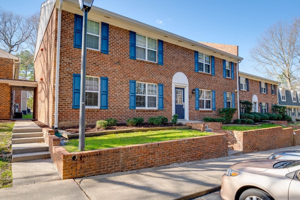 Elegant Exterior View at Country Club Apartments, Williamsburg, 23185