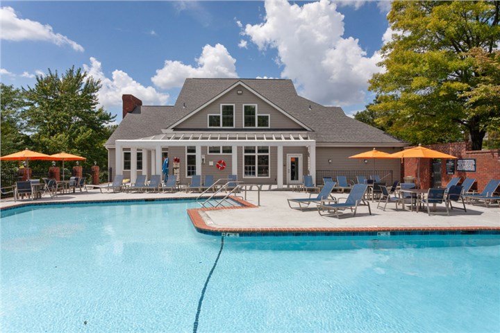 Sparkling Pool at River Oak Apartments, PRG Real Estate, Louisville