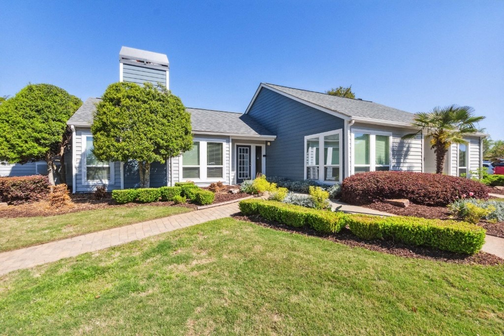 House Exterior and Garden at Palmetto Place Apartments, Taylors, 29687