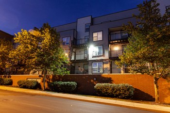 Elegant Exterior View Of Property Elegant Exterior View Of Property at 45 Madison Apartments, Kansas City, MO, 64111 - Photo Gallery 4