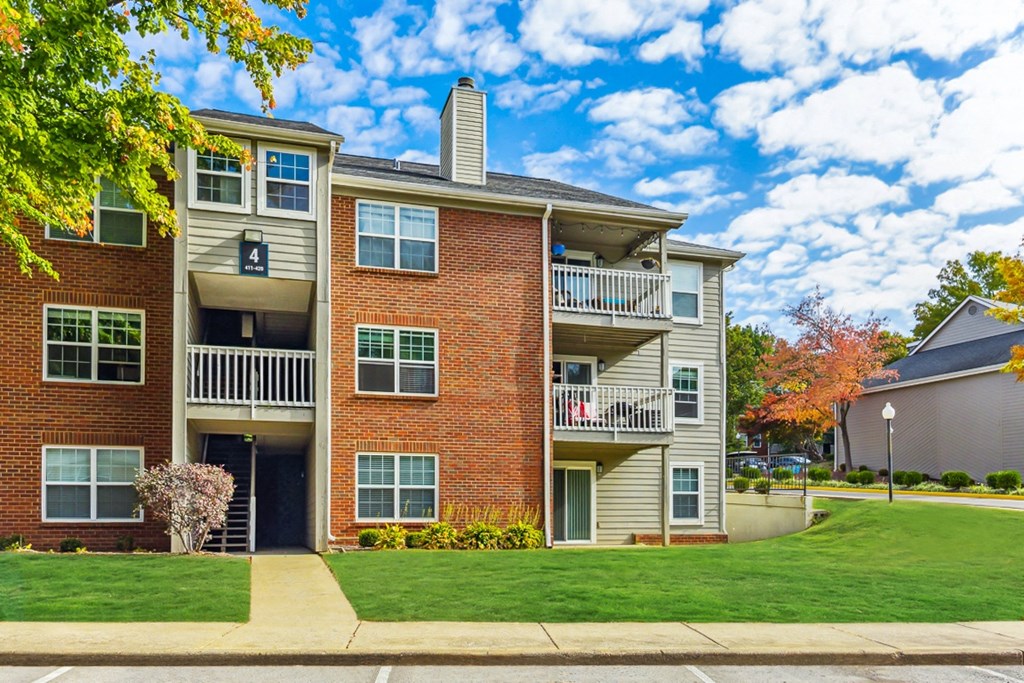 Elegant Exterior View Of Property at River Oak Apartments, Louisville, Kentucky