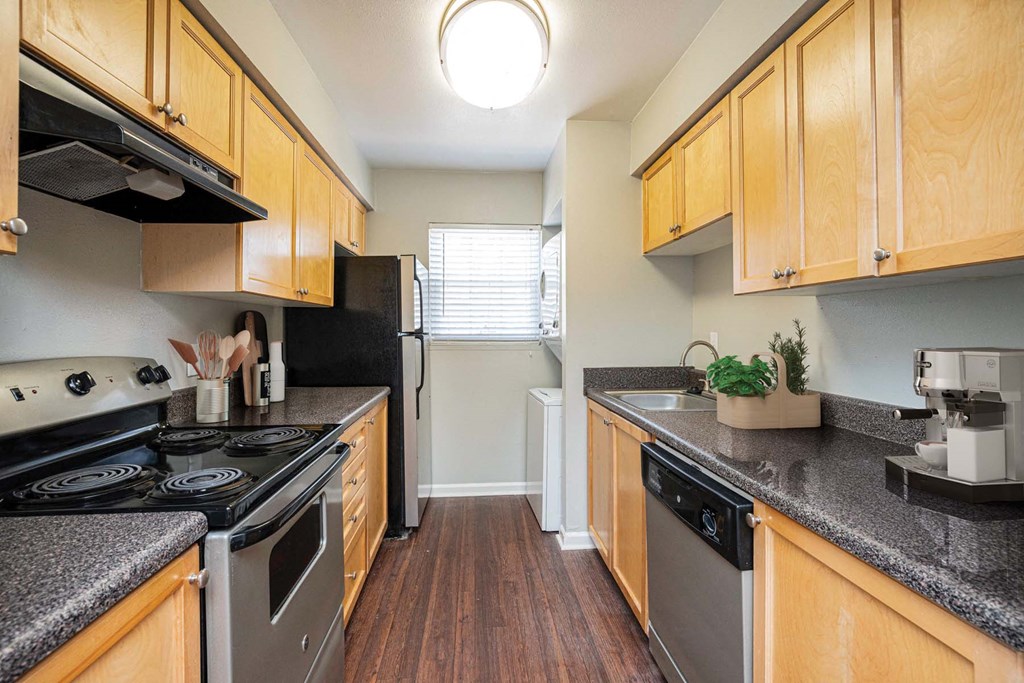 Fitted Kitchen at The Courtyards of Chanticleer, Virginia Beach, VA