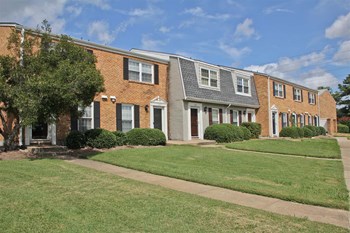Lush Green Outdoor Spaces Lush Green Outdoor Spaces at The Courtyards of Chanticleer, Virginia Beach, VA, 23451 - Photo Gallery 3
