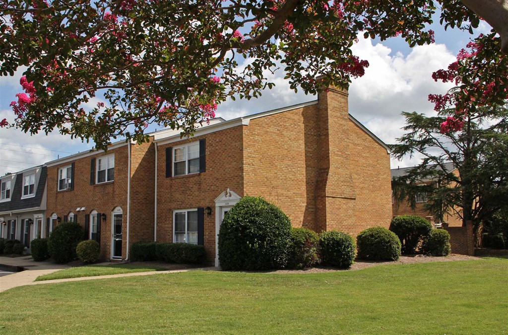 Exterior_landscaping at The Courtyards of Chanticleer, Virginia, 23451