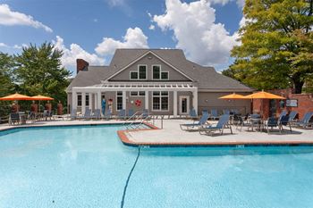 Outdoor Swimming Pool at River Oak Apartments, PRG Real Estate, Kentucky, 40206