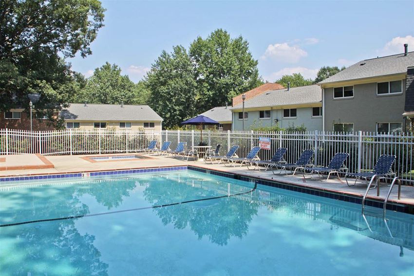 Relaxing Swimming Pool Relaxing Swimming Pool at Country Club Apartments, Virginia - Photo Gallery