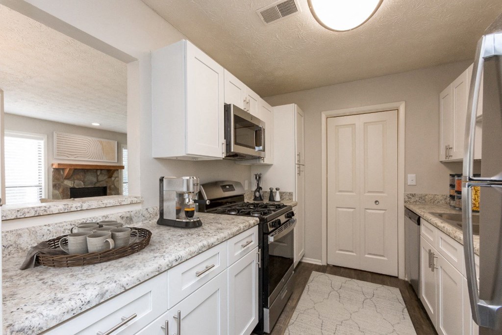 Granite Counter Tops In Kitchen at Edgemont  Apartments, PRG Real Estate, Greenville
