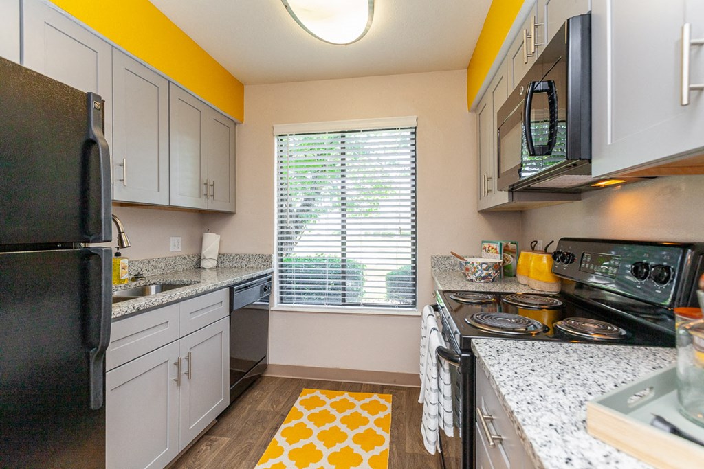 Fully Furnished Kitchen With Stainless Steel Appliances at The Reserve At Barry Apartments, Missouri