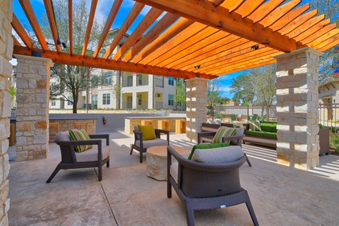 Outdoor Patio Under Pergola & Grilling Station at Park at Rialto Apartments, San Antonio