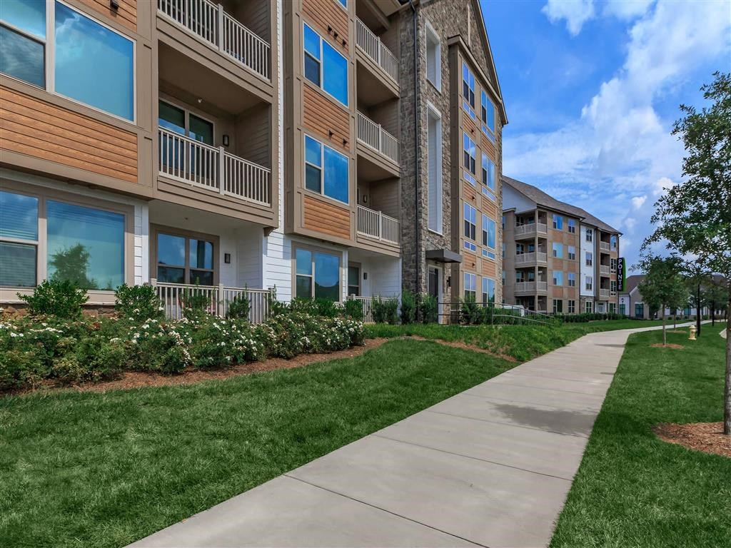 Safe Walking Paths In Berewick Pointe Courtyard at Charlotte Rentals