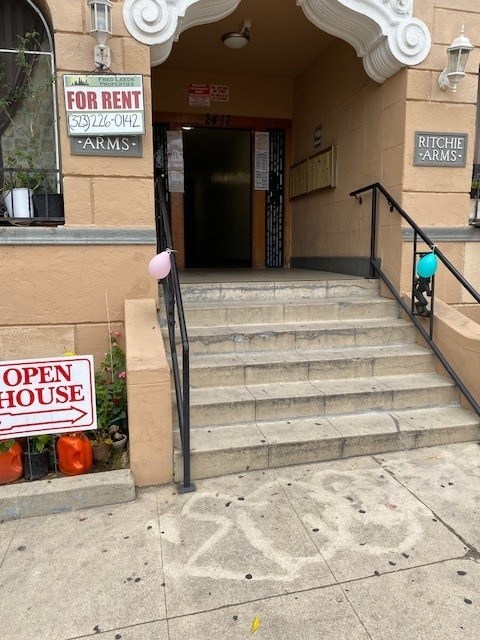 A building with a for rent sign and an open house sign.