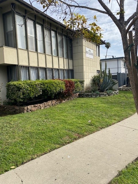 A building with a sign that says "Pinehurst".