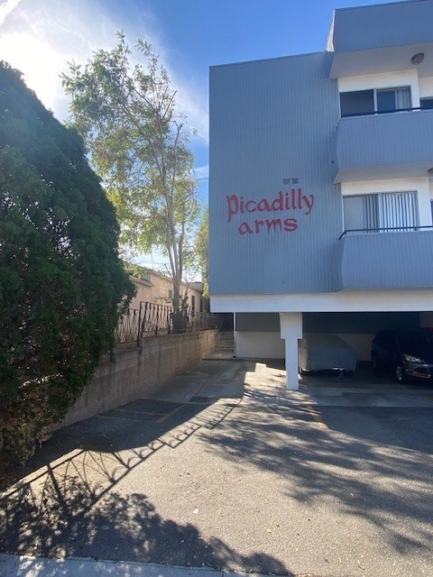 A building with the words "Piccadilly Arms" written on it.
