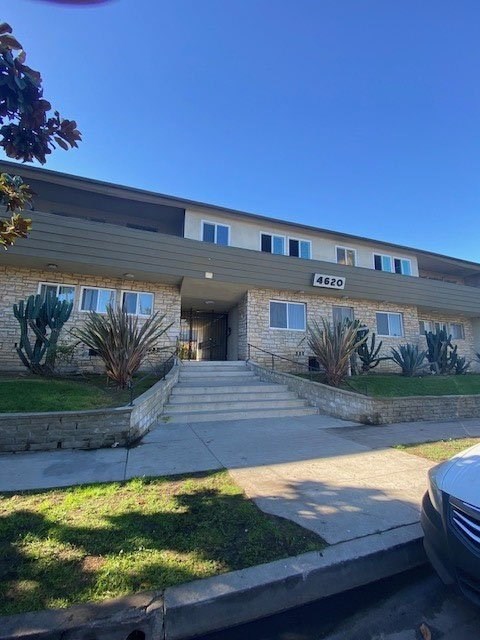 A house with the number 4620 on the front.