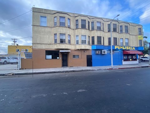 A building with a blue sign that says "POPUSRIA" on it.