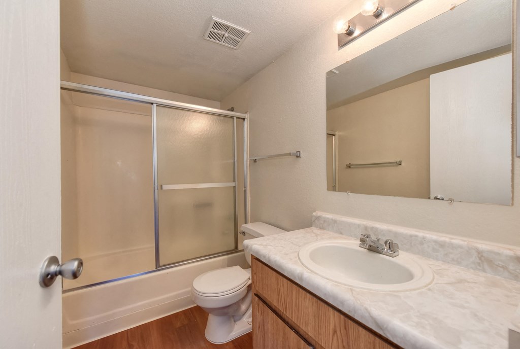 Bathroom with tub/shower and sink vanity.