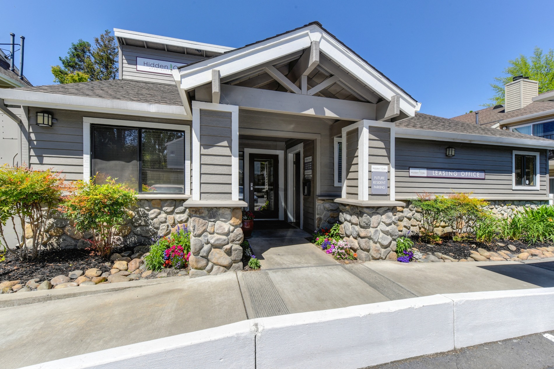 Leasing Office with Bushes, Walkway and Trees at Hidden Oaks Apartments, Citrus Heights