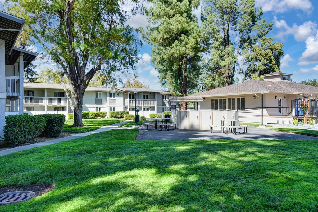 the reserve at fairfax corner apartments patio at Renaissance Park Apartments, Davis ,36305