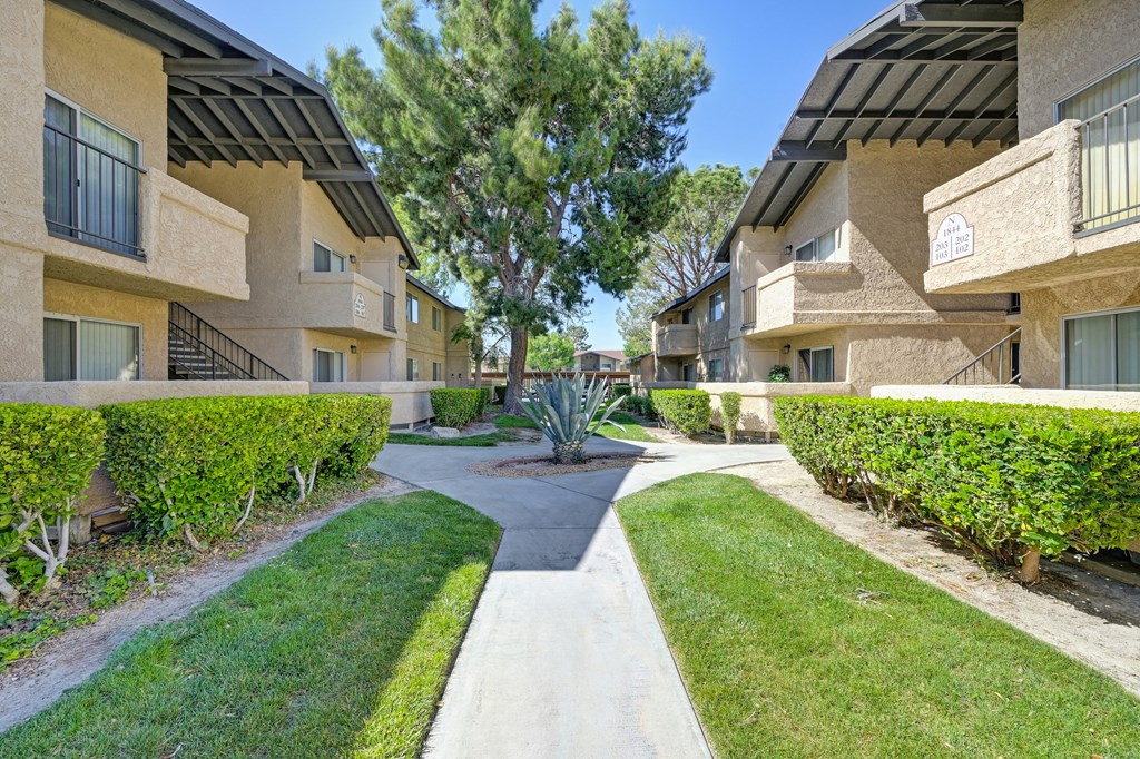 the preserve at ballantyne commons walkway between apartment buildings